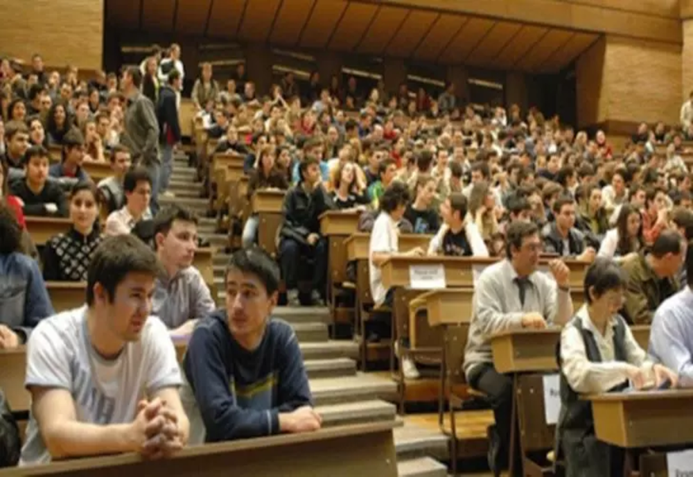 Parlamentarii vor mai mulți studenți care să lucreze în timpul cursurilor – Ce măsură le pregătesc tinerilor