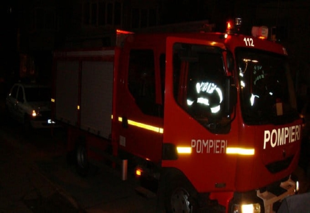 Explozie urmată de incendiu la o casă din Ploiești. O femeie însărcinată a ajuns la spital