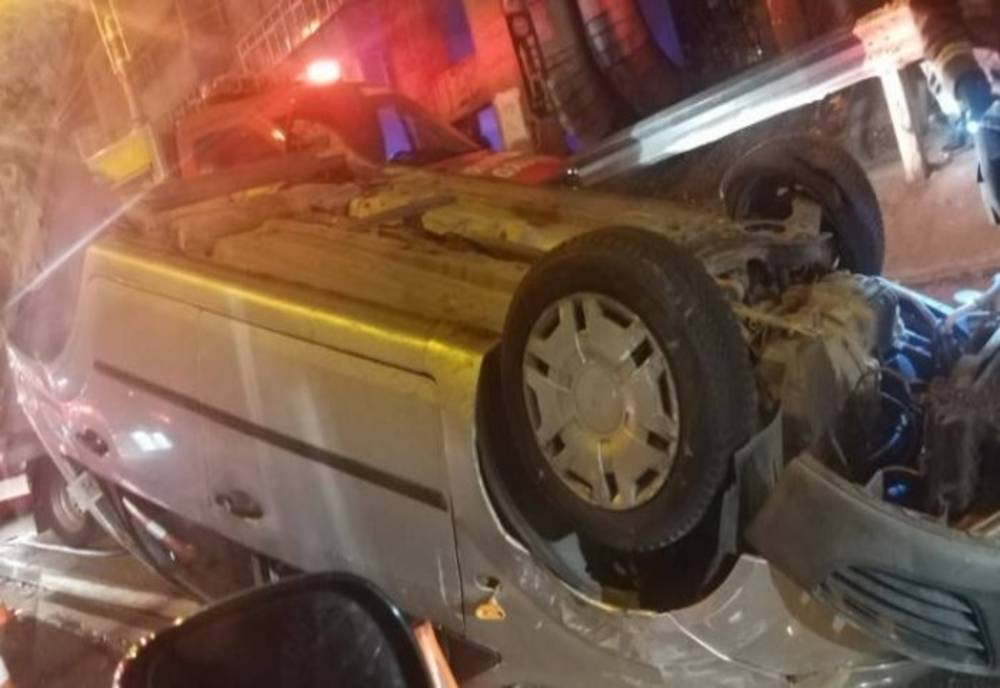 Prahova. Maşină răsturnată pe şosea, în zona Podul Înalt din Ploieşti