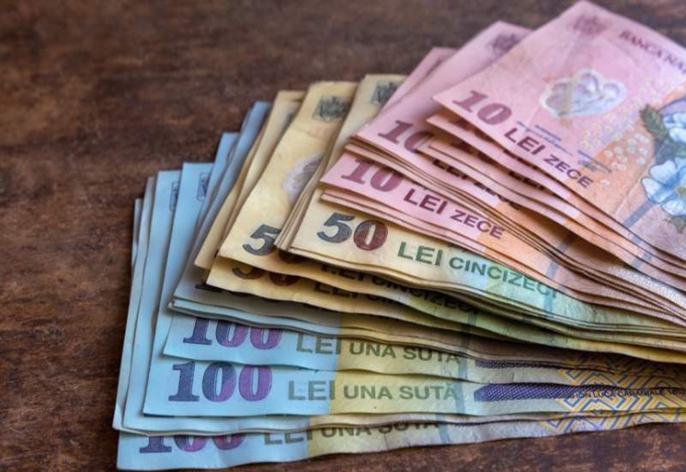 Românii care vor primi bani în plus la salariu anul viitor! Se dau peste 400 de lei