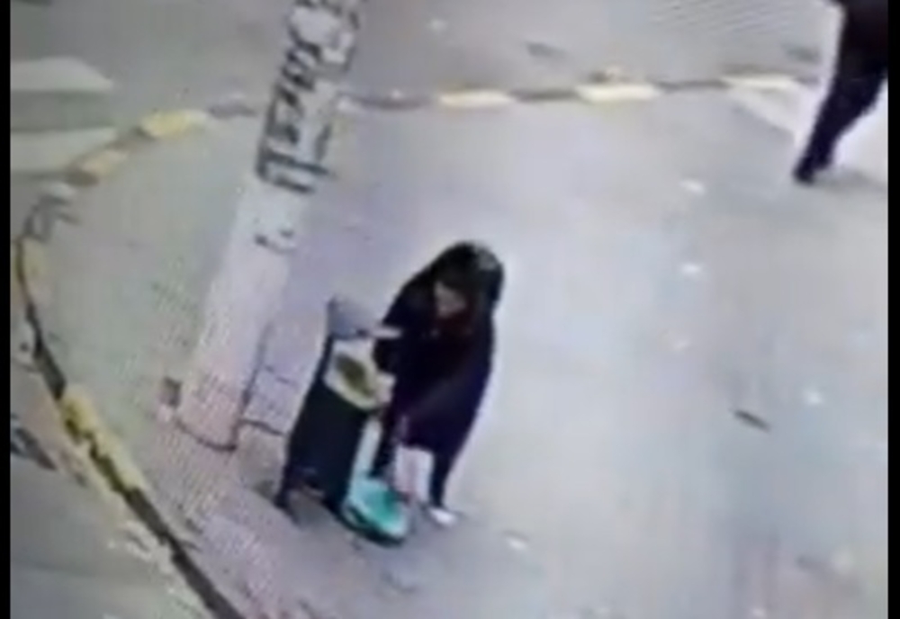 Video: Amendată cu 800 lei pentru că a lăsat sacii de gunoi pe stradă