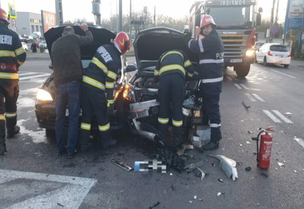 Dâmboviţa. Impact devastator între două mașini pe o arteră extrem de circulată din Târgoviște! Două persoane au fost rănite