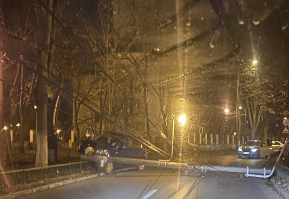 Prahova. Accident rutier în Ploieşti. Un șofer beat și drogat s-a oprit cu mașina într-un stâlp de beton
