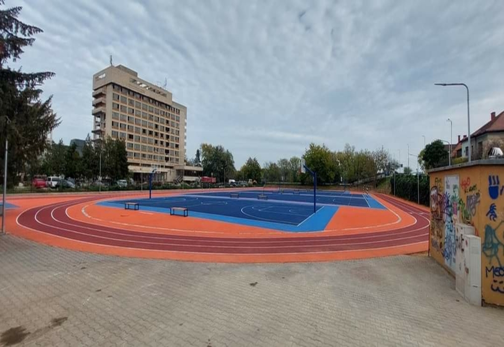 Teren de sport nou al unui liceu din Arad, vandalizat înainte de recepția lucrărilor