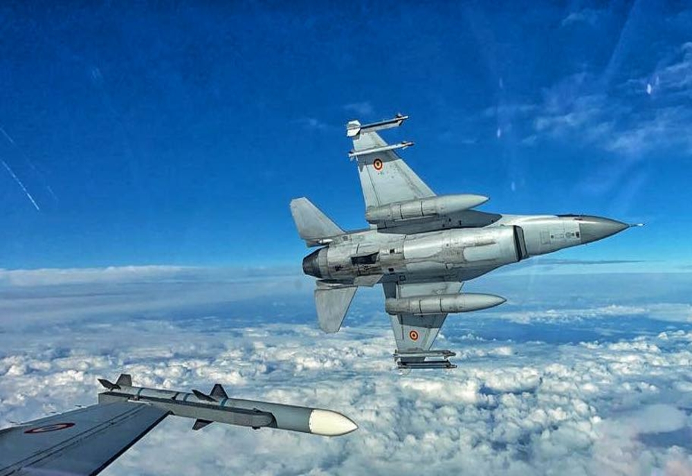Aeronave F-16 Fighting Falcon de la  Baza 86 Aeriană Borcea, au escortat aeronava  care transporta delegaţia NATO la Bucureşti