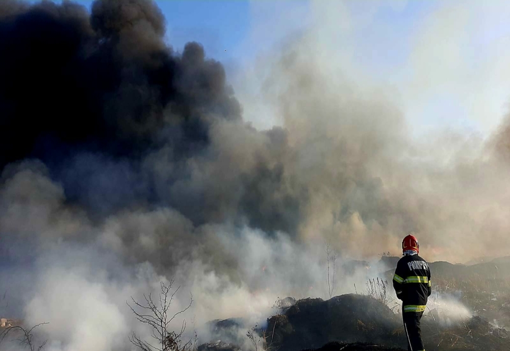 Giurgiu. Incendiu de vegetație uscată, anvelope, mase plastice și ale deșeuri menajere în localitatea Mihăilești