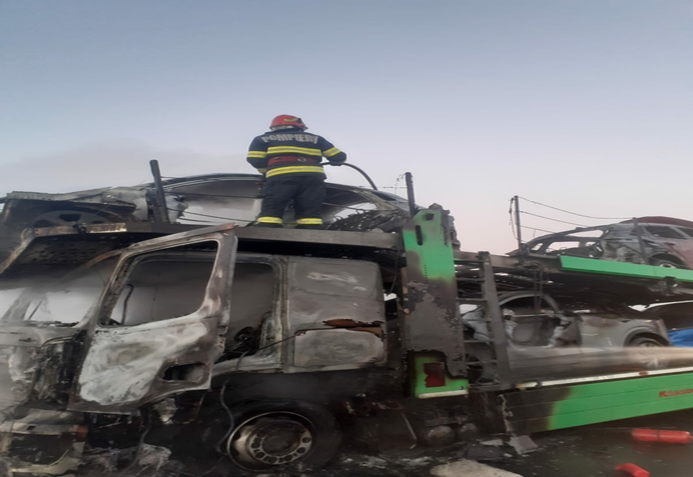 VIDEO. Un TIR încărcat cu maşini, cuprins de un incendiu pe Drumul Expres Craiova-Piteşti