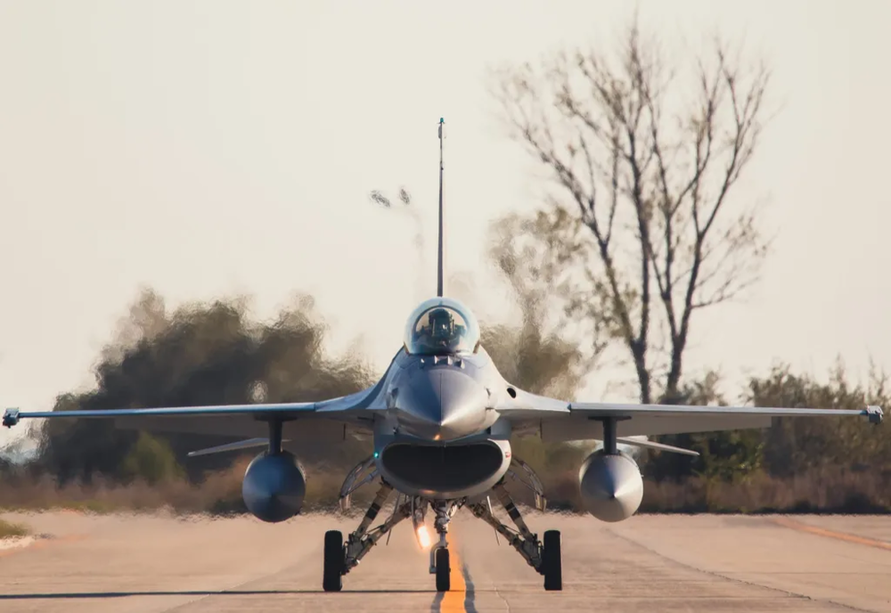 Zboruri de antrenament la înălţimi mici cu aeronave F-16 în sud-estul ţării