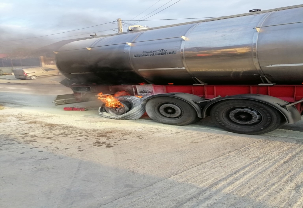 Trafic restricționat pe un drum din Iași! Roata unei cisterne încărcată cu aditiv a luat foc