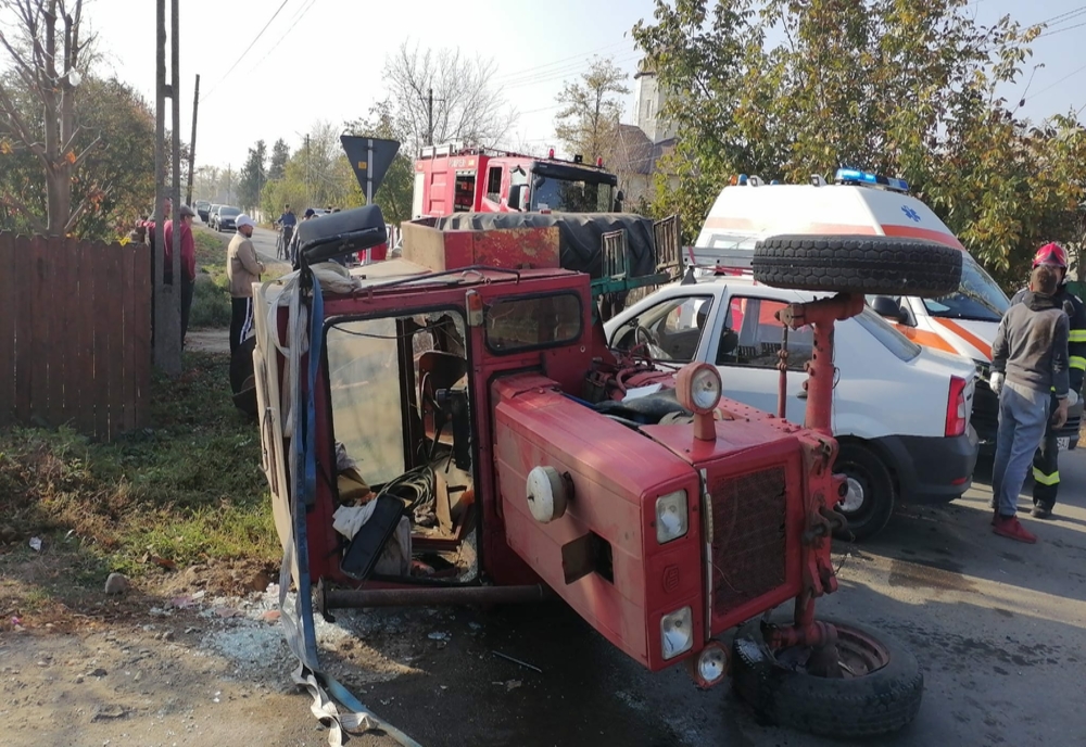 FOTO  Impact violent între un tractor și un autoturism. O întreagă familie în spital