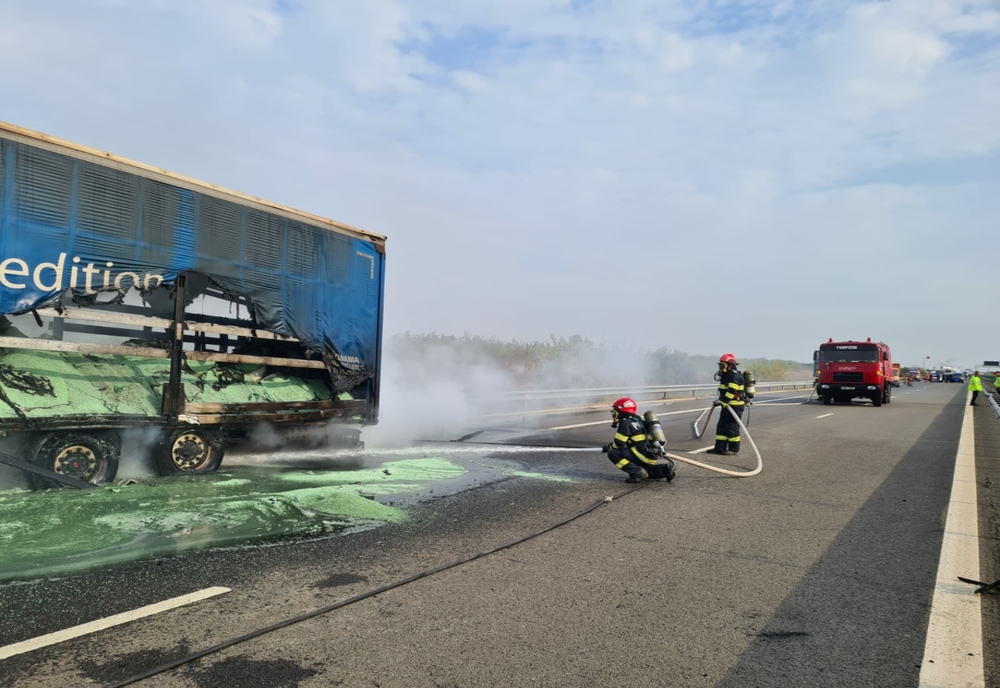 VIDEO Autocamion în flăcări pe Autostrada București Constanța. Trafic rutier deviat