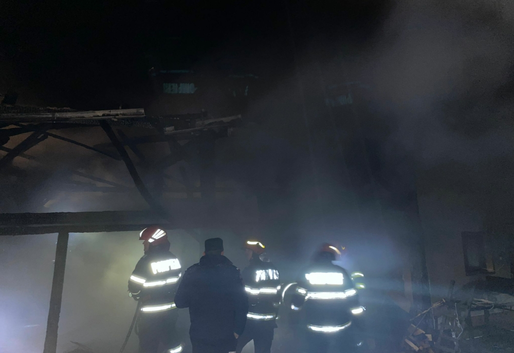 Incendiu  la o gospodărie din Roșia de Secaș. Proprietara a suferit atac de panică