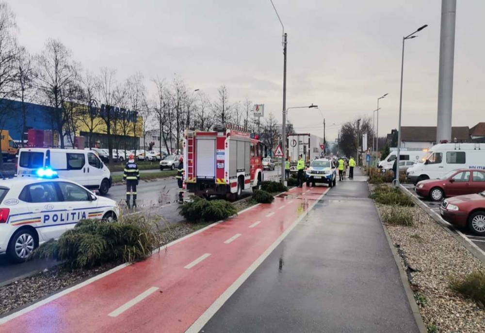 Sfârșit tragic pe o stradă din Hunedoara: o femeie a murit strivită de un TIR care dădea cu spatele