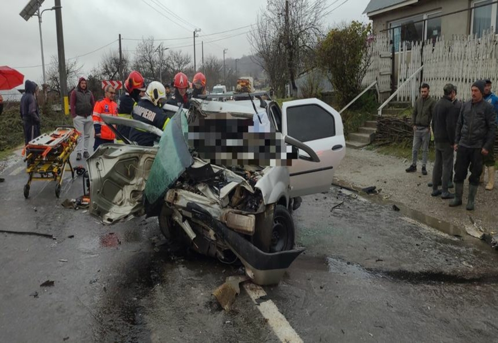 Accident grav pe DN 2 G în județul Bacău. Două persoane au murit în urma coliziunii dintre o maşină şi un camion