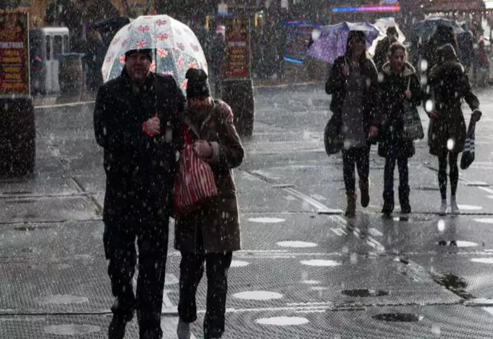 Meteorologii anunţă ploi în mai multe zone ale ţării până luni dimineaţă