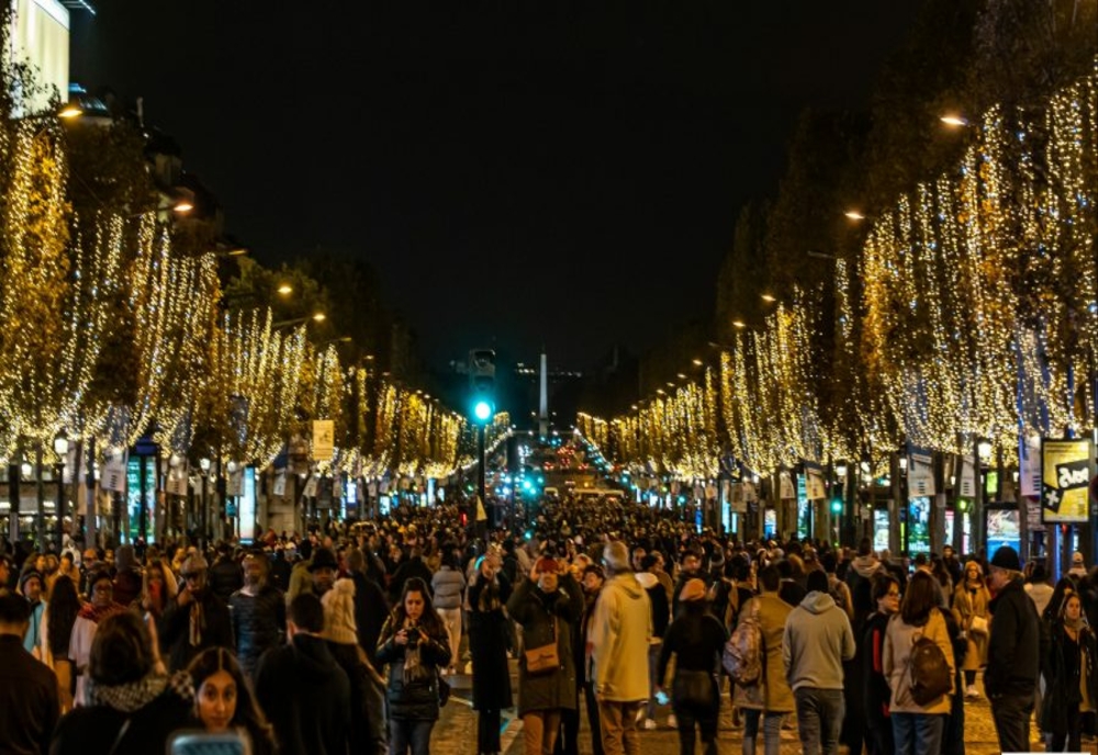S-au aprins luminițele de Crăciun pe Champs Elysee la Paris