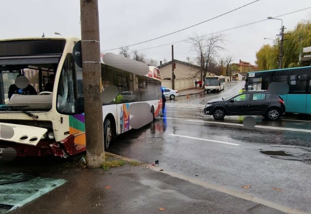Foto: Un gălățean de 68 de ani, fără permis, a intrat cu mașina într-un autobuz