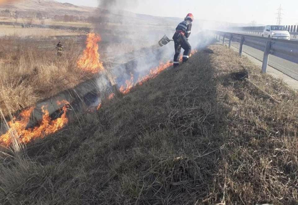 Dâmboviţa. Circulaţie restricţionată pe Autostrada A1 Bucureşti-Piteşti, din cauza unui incendiu de vegetaţie uscată