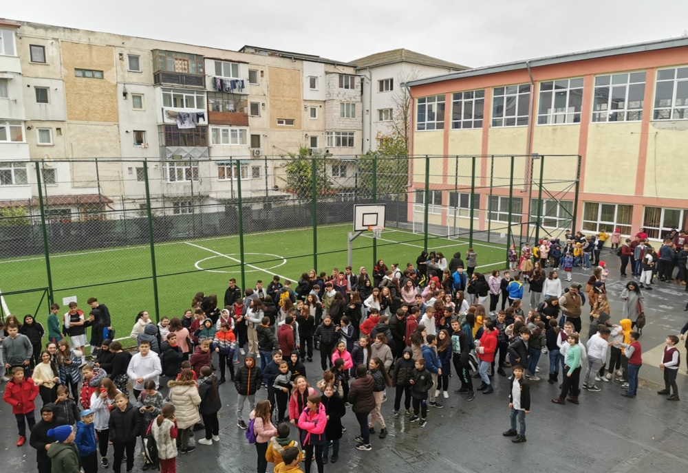 Peste 600 de elevi au fost evacuați de la o școală din Botoșani