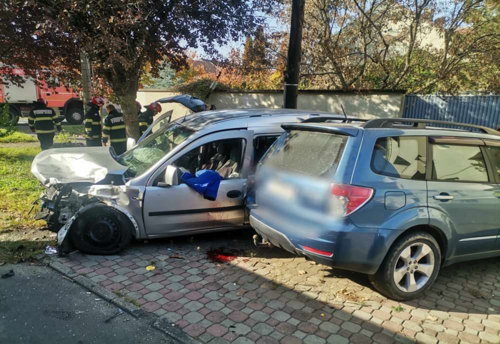 Trei autoturisme s-au ciocnit pe o stradă din Arad: doi răniți
