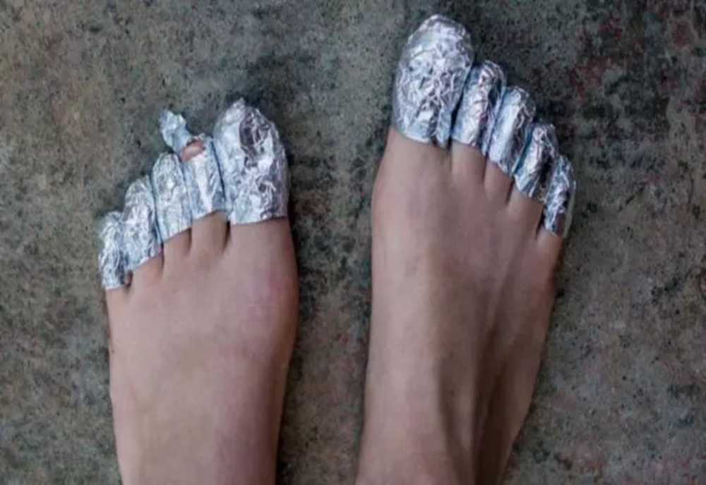 Ce se întâmplă dacă pui o bucată de aluminiu pe degetele de la picioare. Iată ce spun specialiștii!