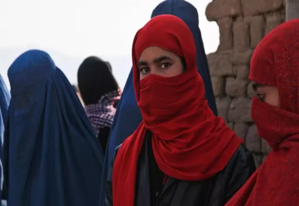 Nouă lege controversată în Afganistan. Femeile nu vor mai avea voie în parcuri
