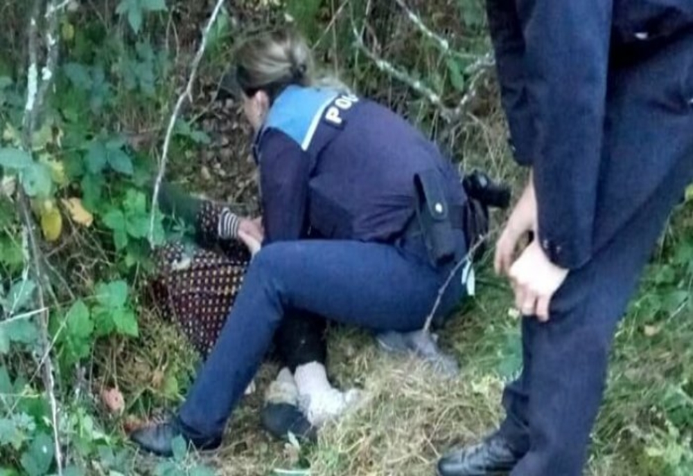 Prahova. Femeie găsită de polițiști, după o oră de căutări, într-o pădure din Cărbunești. Bătrânei i se făcuse rău