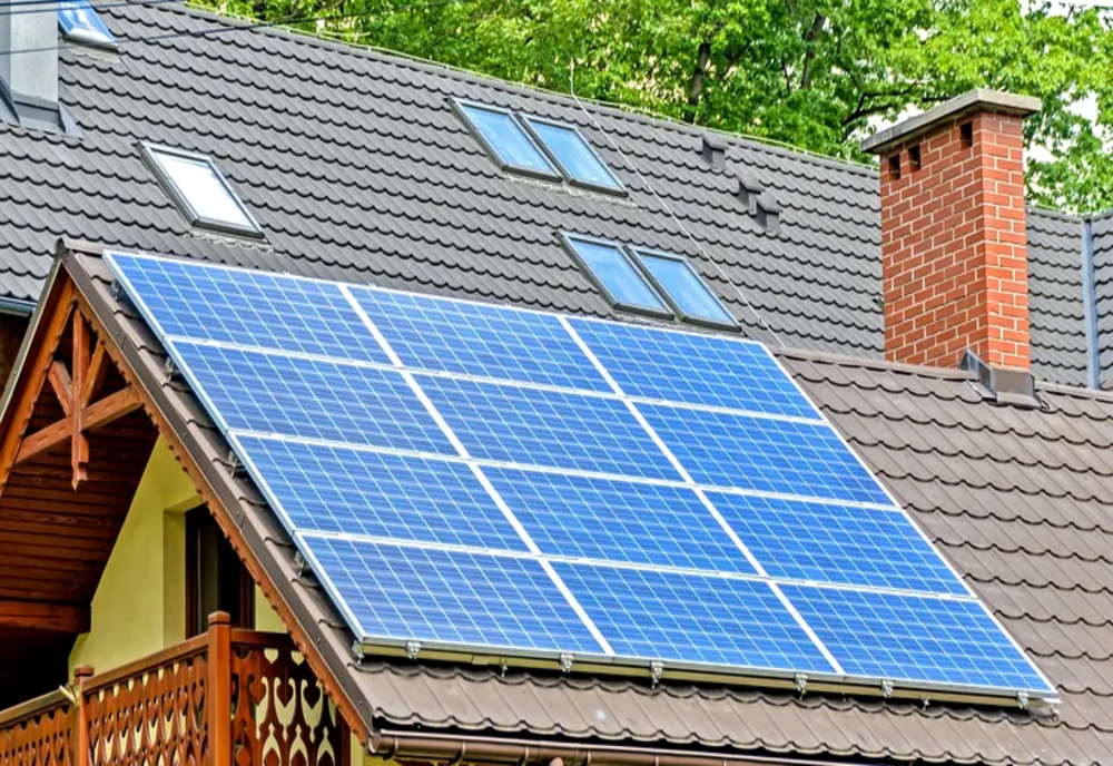 Cum pot românii să obțină bani de la autorităţi pentru panouri solare. Anunțul ministrului Mediului, Tanczos Barna