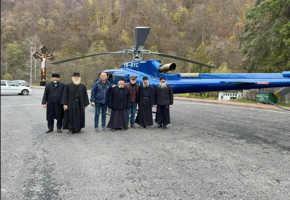 Poliţia a aplicat o amendă după ce un elicopter a aterizat în parcarea unei Mănăstiri din Gorj
