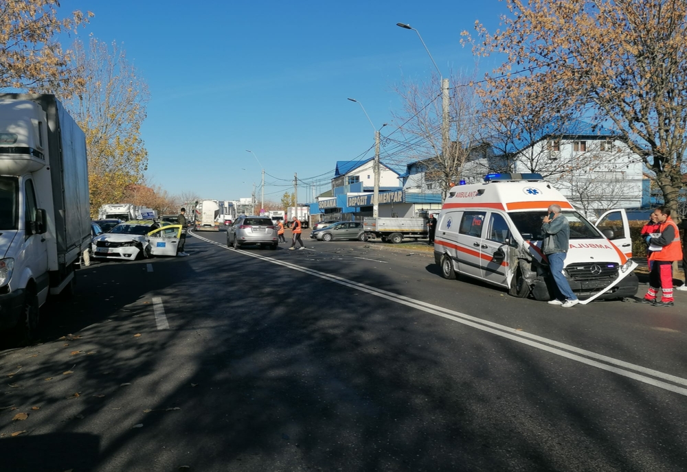 Târgoviște: Coliziune violentă între o ambulanță și un taxi