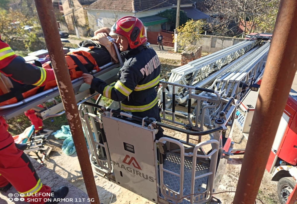 Rănit salvat de pompieri de la înălțime, după ce a rămas blocat într-o casă aflată în construcție
