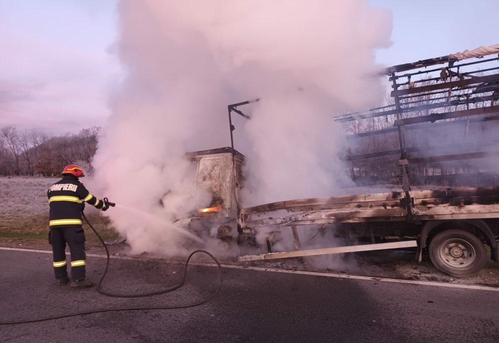 Flăcări pe șosea: un camion a luat foc pe o șosea din Caraș-Severin