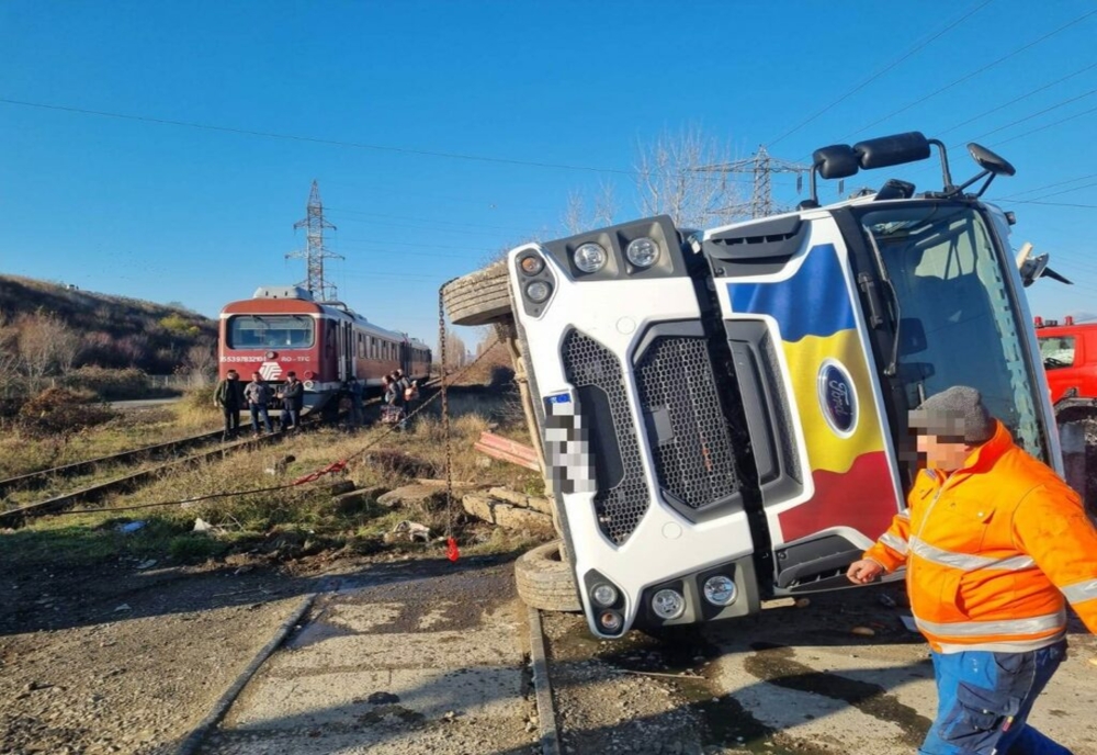 Accident feroviar, în Dâmbovița! Mașină de gunoi, lovită de un tren de călători. Șoferul autocamionului a fost transportat la spital