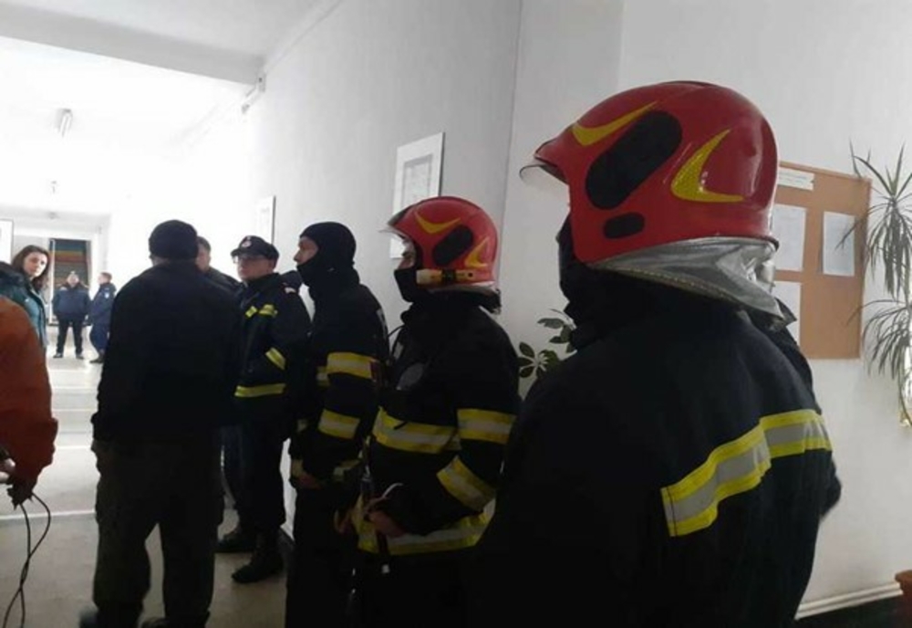 Incendiu la o şcoală din judeţul Bacău. Toți elevii au fost evacuaţi