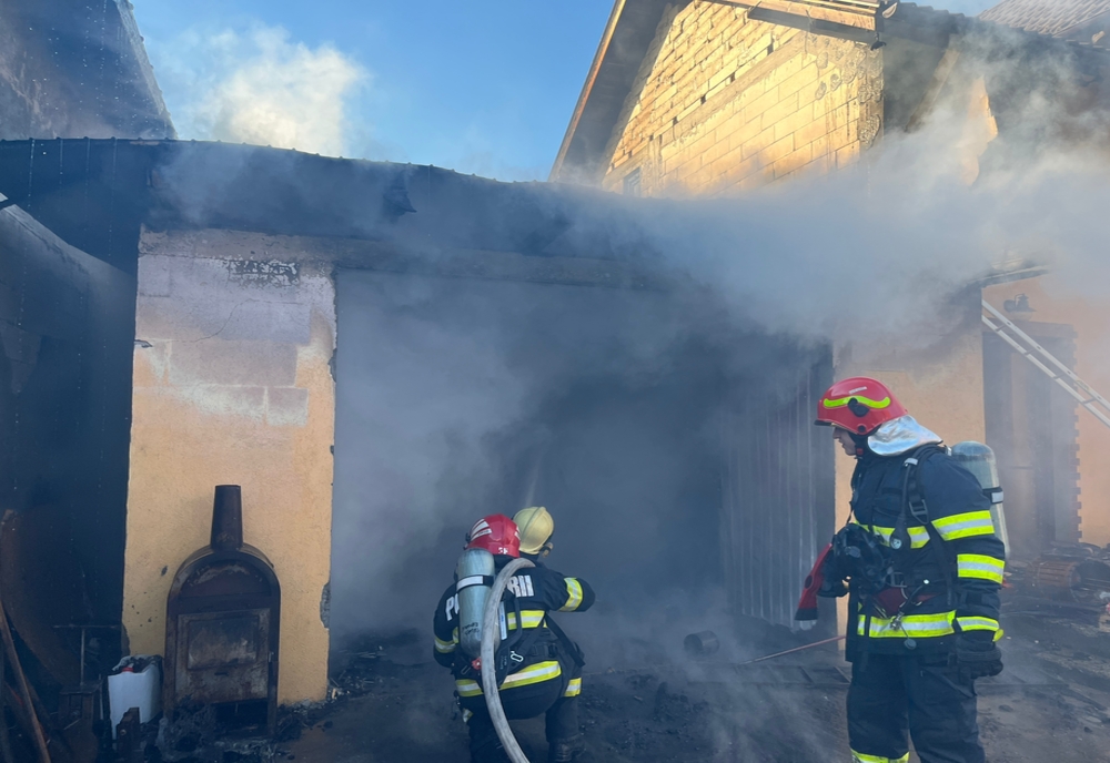 FOTO Incendiu violent în Mihail Kogălniceanu. Intervin pompierii cu șase autospeciale