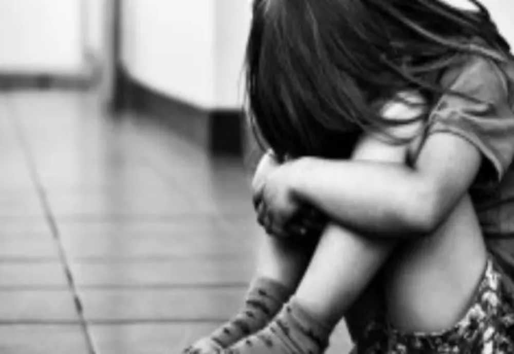 Șocant! O fetiță de 12 ani a fost violată de concubinul mamei