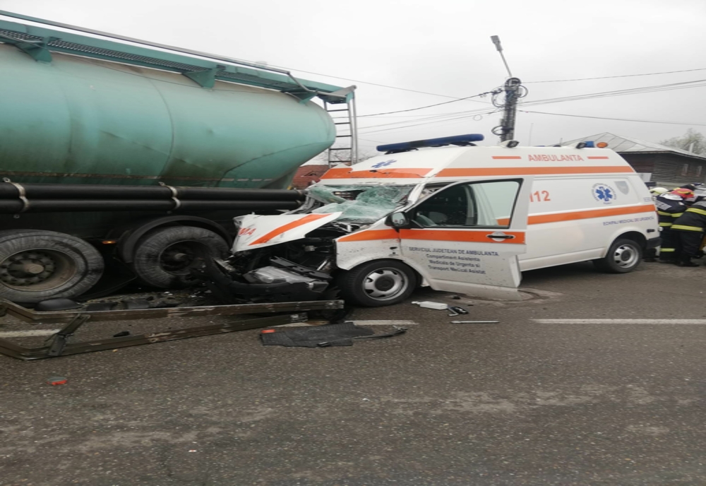 Târgu Jiu: Ambulanţă aflată în misiune, lovită de o autocisternă