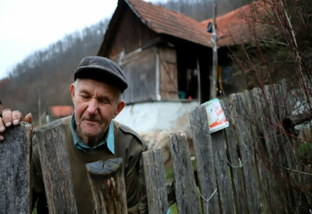 Un bătrân a rămas singurul locuitor al unui sat din Hunedoara: „Nu mai știu cine e președintele țării”