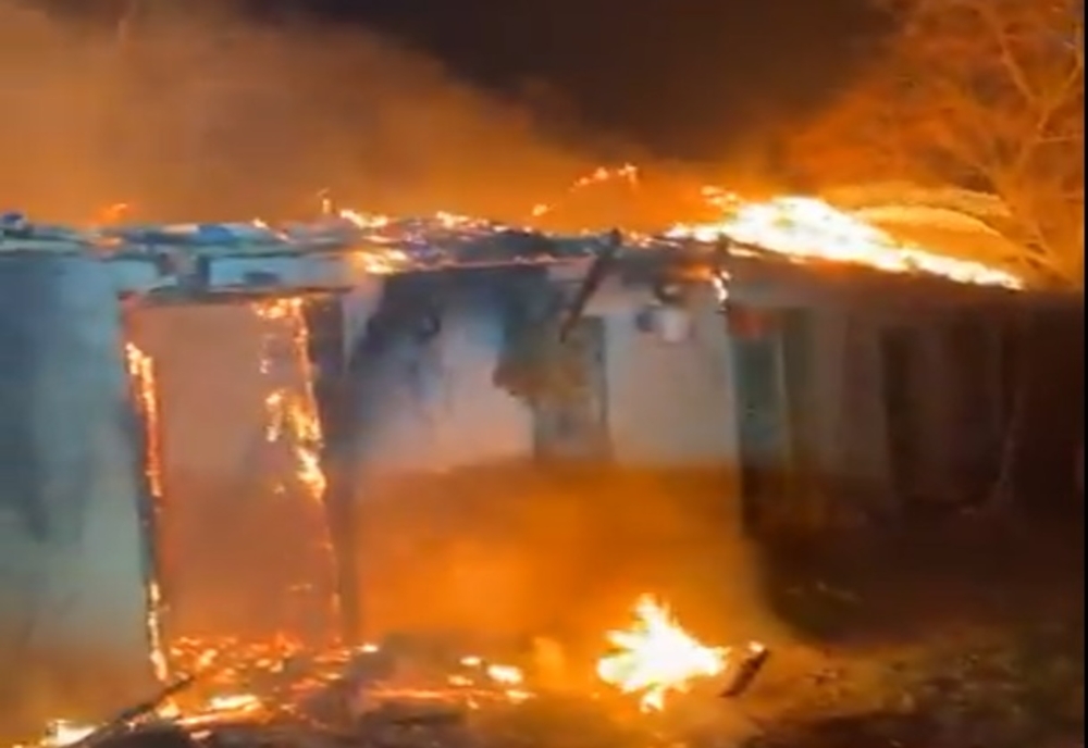 Video: Incendiu la o casa aflata la marginea localității Izvoarele