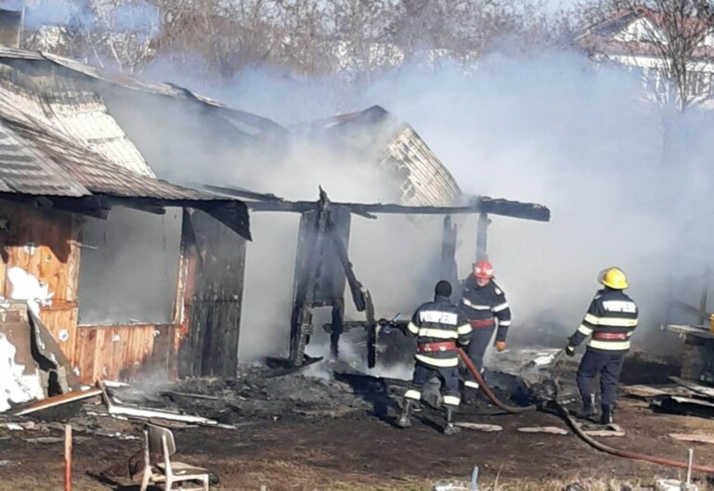 Incendiu violent la o casă de locuit din Dâmboviţa