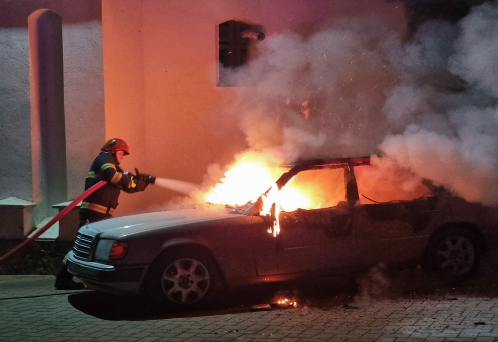 Mercedesul unui preot, incendiat joi seara la Rădăuți