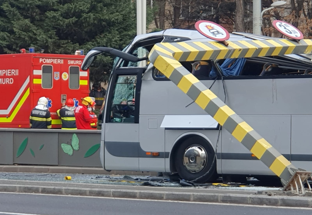 Accident grav la intrarea în pasajul Unirii din București! Un autocar în care se aflau 48 de turiști greci a intrat într-un limitator de înălțime. O persoană a decedat şi o alta este în stare gravă