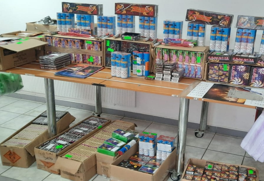 Peste 30.000 de materiale pirotehnice expuse la vânzare ilegal, confiscate de către jandarmii bistrițeni