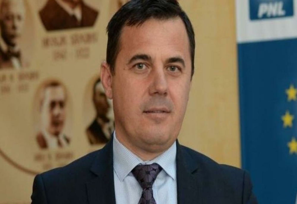 Fostul ministru Ion Ştefan, rănit într-un accident în Vrancea. Intervin mai multe ambulanţe