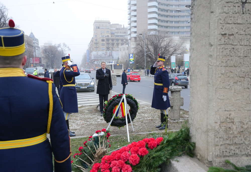 Klaus Iohannis a depus o coroană de flori în memoria victimelor Revoluției din Decembrie 1989