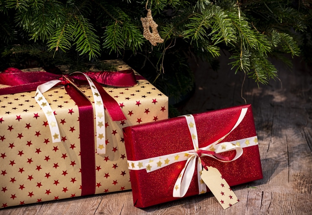 Câți bani au alocat românii pe cadourile de Crăciun. Suma este mai mică față de anii precedenți