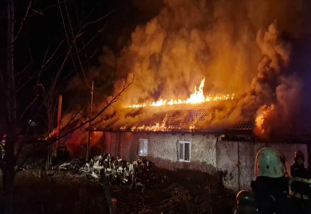FOTO VIDEO Incendiu violent, casă cuprinsă de flăcări