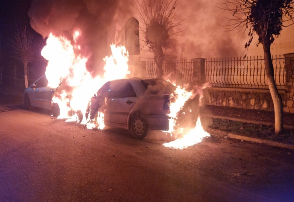 O altă mașină incendiată în județul Suceava