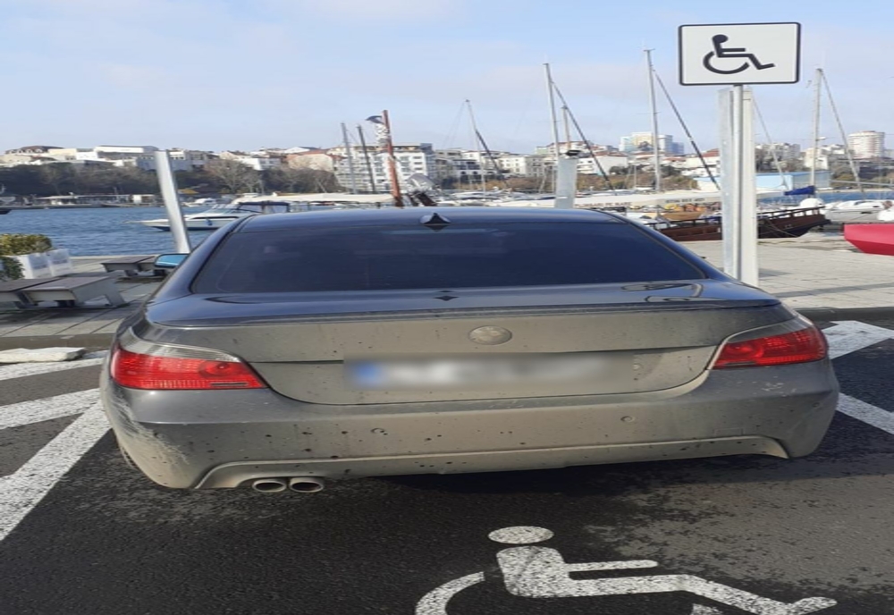 Amendați pentru că au parcat pe locurile persoanelor cu dizabilități