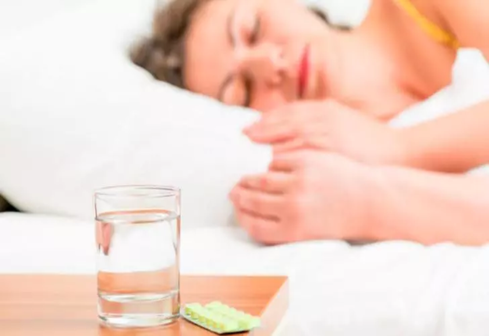 De ce nu trebuie să ții un pahar cu apă lângă pat